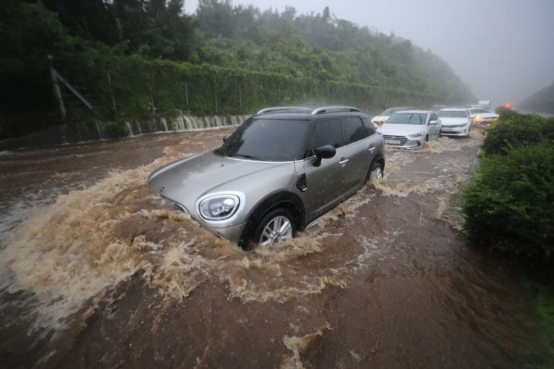제9호 태풍 '마이삭'이 제주를 강타한 2일 오후 서귀포시 중산간서로 색달 구간이 침수돼 차량들이 고립됐다. /연합뉴스