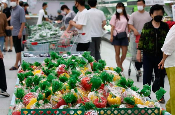 서울의 한 대형마트 채소 판매대에서 소비자들이 쇼핑을 하고 있다.