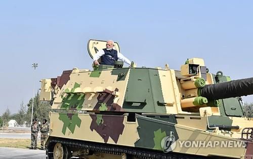 나렌드라 모디 인도 총리가 한국에서 도입해 현지 생산한 K9 자주포에 직접 탑승해 보고 있다. /연합뉴스