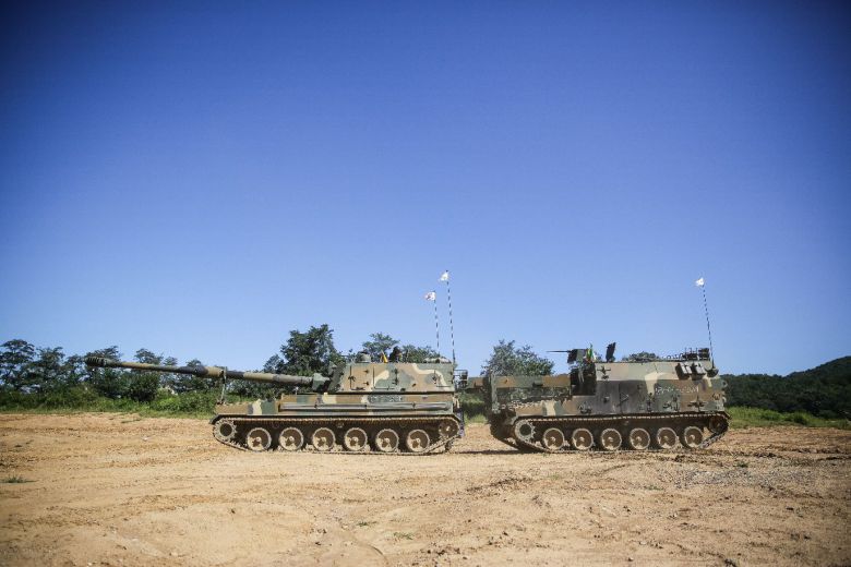 K10 탄약운반장갑차(사진 오른쪽)로부터 탄약을 공급받고 있는 K9 자주포./한화디펜스 제공