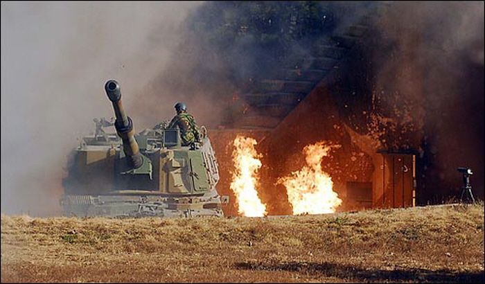 2010년11월 북한의 연평도 포격도발 당시 해병대 K9 자주포가 북한 방사포 공격으로 생긴 화염을 뚫고 대응포격을 위해 이동하고 있다. /해병대 제공