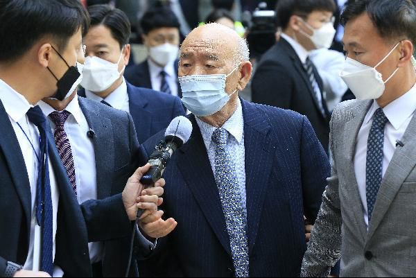 지난 4월 27일 사자명예훼손 혐의로 기소된 전두환 전 대통령이 광주지방법원에서 열린 형사재판에 출석하고 있다. /조선일보DB