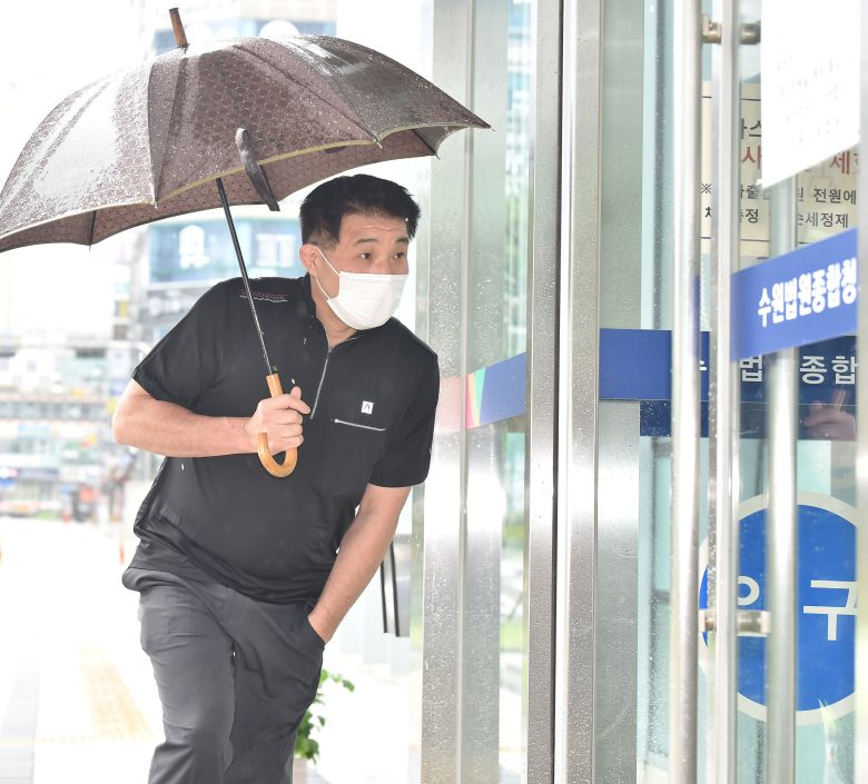 이춘재 연쇄살인 8차 사건 범인으로 몰려 20년간 억울한 옥살이를 한 뒤 재심을 청구한 윤성여(53)씨가 7일 수원지방법원에서 열린 5차 공판에 출석하고 있다. /뉴시스