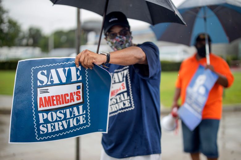 미 우체국 노조원들이 지난달 25일(현지시각) 조지아주 애틀란타시에서 우체국 경비절감에 항의하는 시위를 하고 있다. /EPA 연합뉴스