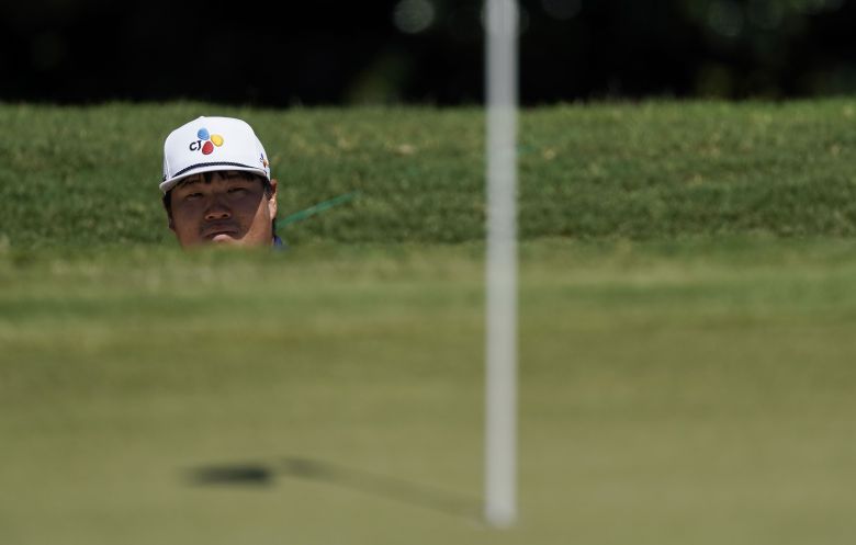 임성재가 PGA 투어 2019-2020시즌 플레이오프 최종전인 투어 챔피언십 4라운드 경기 도중 벙커샷을 하고 있다./AP연합뉴스