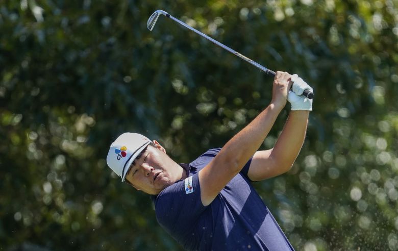 임성재가 투어챔피언십 최종 4라운드에서 아이언샷을 하고 있다. /AP연합뉴스