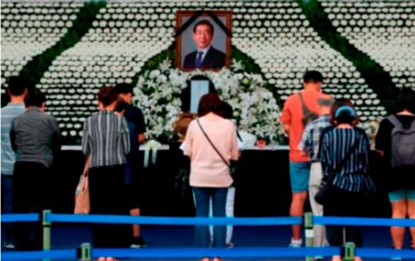 지난 7월 12일 서울광장에 마련된 고 박원순 전 서울시장 분향소를 찾은 시민들이 묵념하고 있다. /연합뉴스