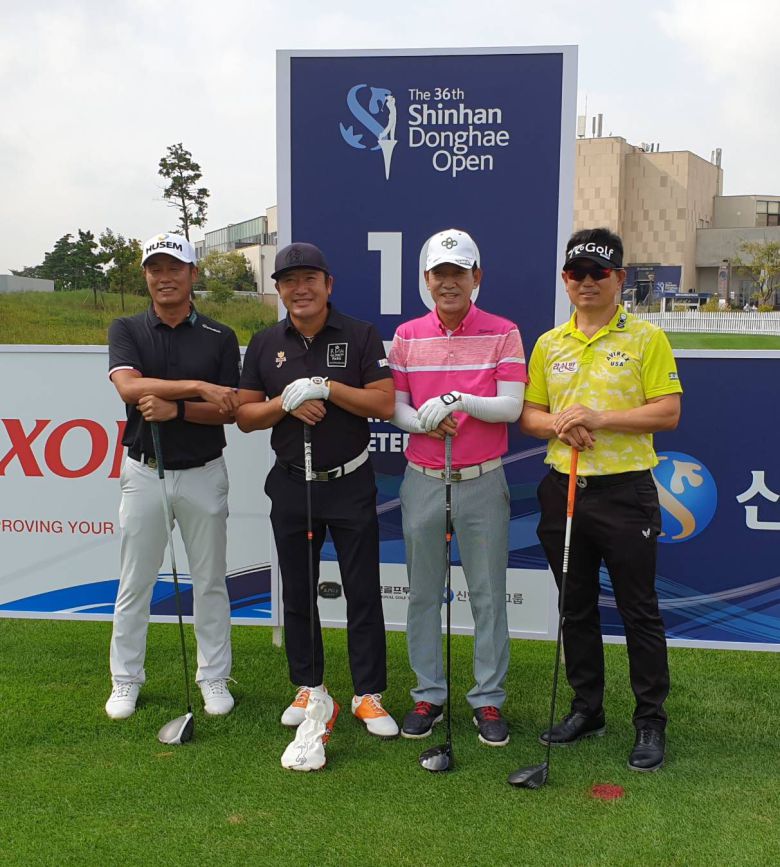 /민학수 기자 국내외서 34승을 합작한 베테랑 장익제(47), 최호성(47), 김종덕(59), 양용은(48) 등 베테랑 4인방이 신한동해오픈에서 젊은 선수들과 격돌하고 있다. 사진은 전날 연습라운드를 함께 돌 때의 모습.