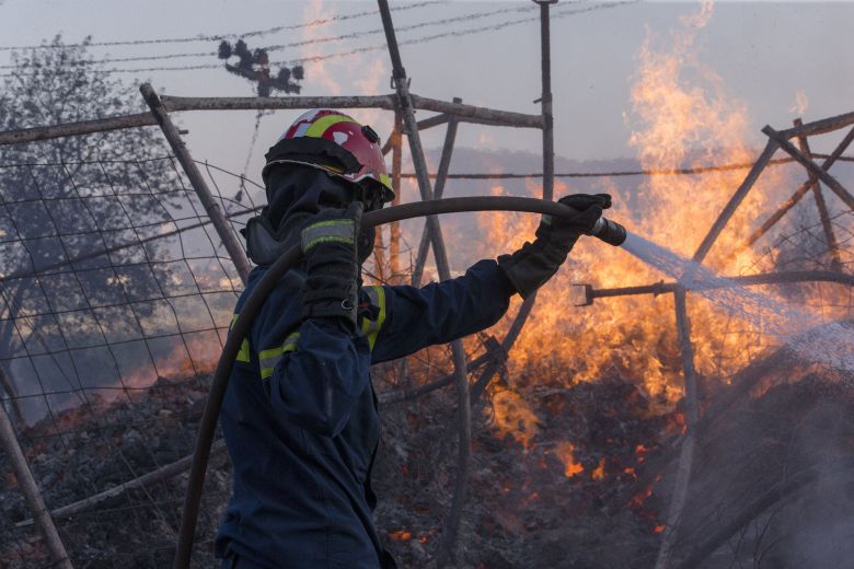 그리스 레스보스섬의 모리아 난민캠프에서 소방관이 불을 끌고 있다. /신화 연합뉴스