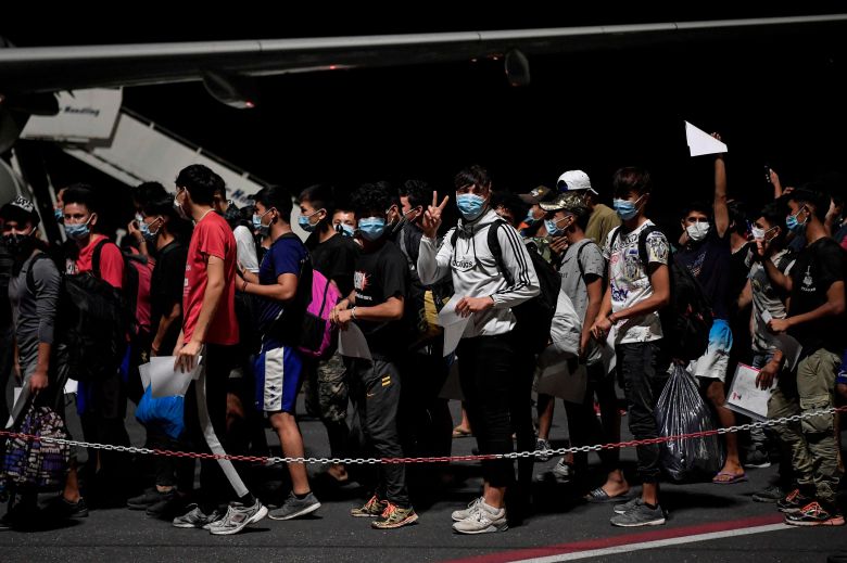 미성년자 난민들이 그리스 본토를 향하는 비행기에 탑승하기 위해 줄지어 서 있다. /AFP 연합뉴스