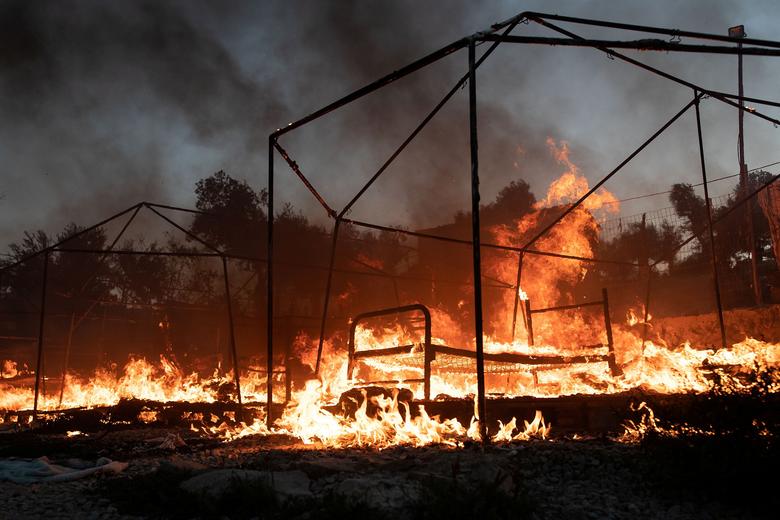 불타고 있는 그리스 레스보스섬의 모리아 난민캠프. /로이터 연합뉴스