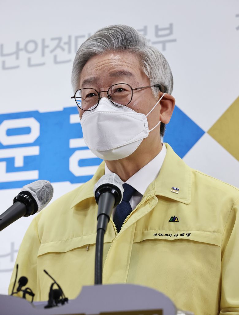 이재명 경기도지사가 9일 경기 수원시 팔달구 경기도청 브리핑룸에서 신종 코로나바이러스 감염증(코로나19)위기 극복을 위한 경제정책을 발표하고 있다./경기사진공동취재단, 뉴시스