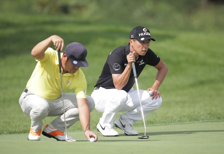 /신한금융그룹 신한동해오픈 2라운드 13번홀에서 퍼팅 라인을 살펴보는 문경준(오른쪽). 사진 옆은 최호성.