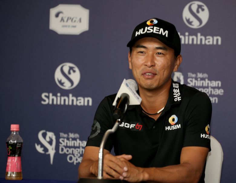/신한금융그룹  신한동해오픈 2라운드에서 단독 선두에 오른 문경준이 드라이버 비거리를 310야까지 늘인 비결을 이야기하며 웃고 있다.
