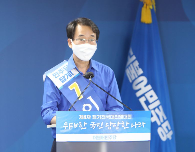 더불어민주당 이원욱 의원이 지난달 29일 서울 여의도 민주당사에서 열린 제4차 전국대의원대회에서 정견 발표를 하고 있다. /연합뉴스