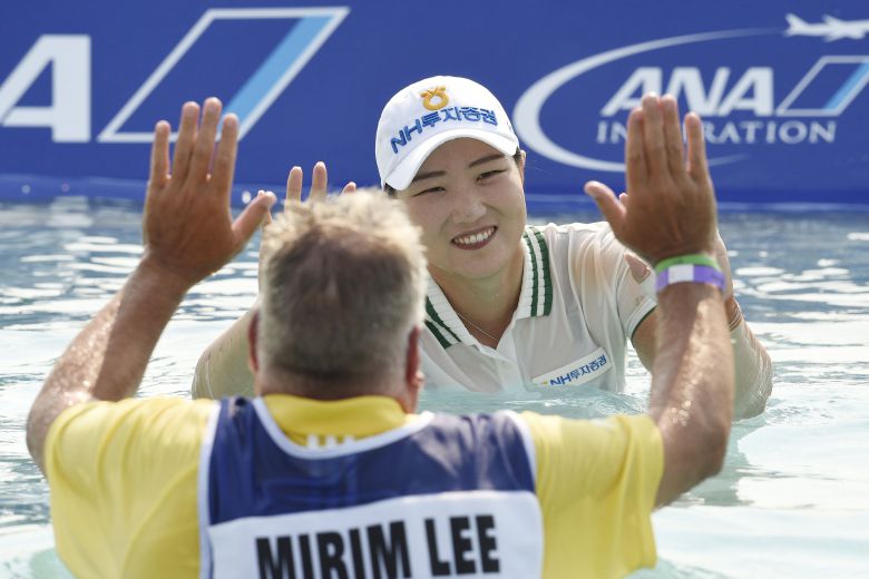 /USA TODAY Sports 연합뉴스 ANA인스퍼레이션에서 우승한 이미림이  18번홀 옆 포피스 폰드에 빠지는 우승 세리머니를 캐디와 함께 하고 손바닥을 마주치고 있다.