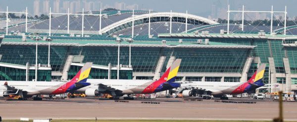 지난달 초 인천공항 제1터미널에 아시아나 항공기가 멈춰서있다.