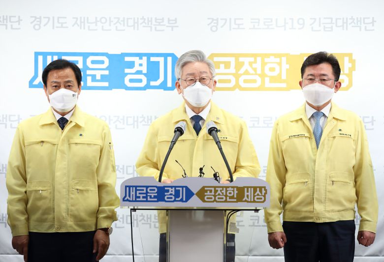 이재명 경기도지사(가운데)가 지난 9일 경기도청에서 추석 경기를 살리기 위해 20만원 충전으로 25만원 어치를 쓸 수 있는 역대 최고 수준인 25% 인센티브 혜택을 제공하는 한정판 지역화폐(소비지원금)를 지급하는 방안을 발표하는 모습 /경기도청 제공