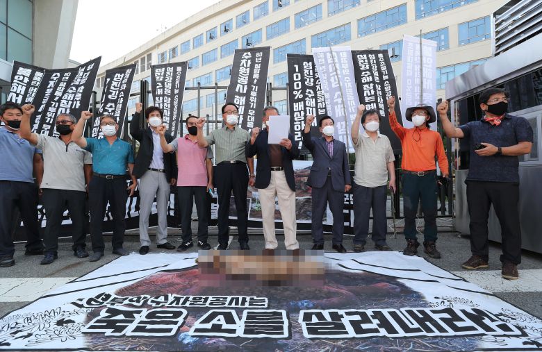 구례, 곡성, 광양, 하동, 남원 등 섬진강하구 7개 시군 수해 피해지역 대책위원회 관계자들이 10일 오후 정부세종청사 환경부 앞에서 환경부 장관 면담을 요구하며 사과와 피해 배상 등을 촉구하고 있다./연합뉴스