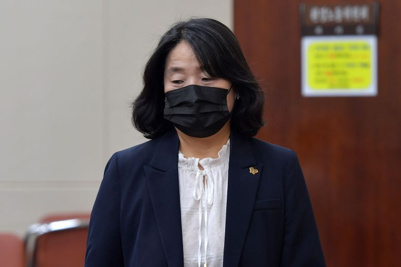 더불어민주당 윤미향 의원이 16일 오후 서울 여의도 국회에서 열린 환경노동위원회 전체회의에 참석하고 있다./국회사진기자단