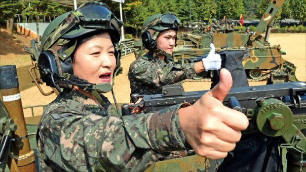 추미애 법무부 장관이 지난 2017년 9월 더불어민주당 대표 시절, 육군 9사단 전차 대대를 방문해 전차에 시승해 엄지를 치켜들고 있다. /연합뉴스