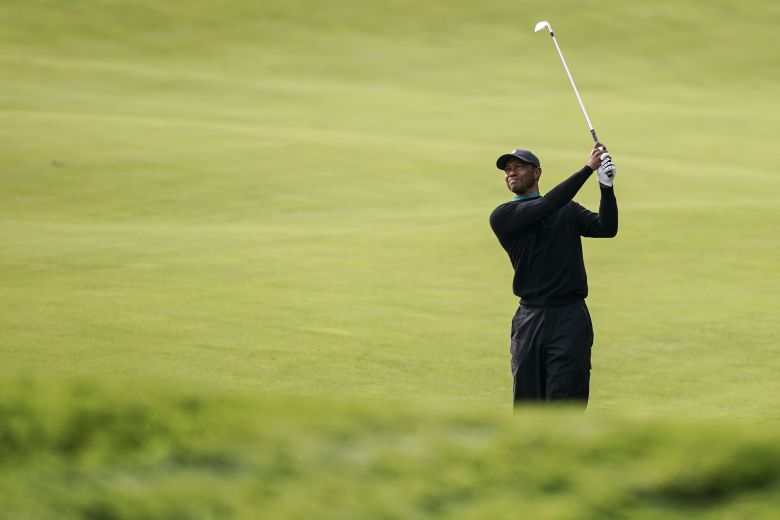 /AP연합뉴스 타이거 우즈가 US오픈 개막을 앞두고 연습 라운드를 돌고 있다. 우즈는 2006년 이곳 윙드풋에서 열렸던 US오픈에서 처음으로 메이저 대회 컷탈락을 했다.