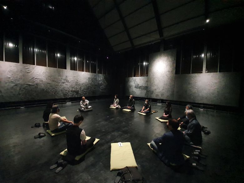 지난 13일 오전 김아타 작가의 미술관 '아르테논'의 작은 개관식에 모인 인사들. 이날 개관식은 코로나 사태 때문에 약식으로 진행됐다. 성파스님 등 김아타의 작품 세계를 좋아하는 각계 인사들이 편안하게 느낀 점을 이야기하고 있다. 바닥은 성파스님이 옻칠을 해주었다. /김한수 기자