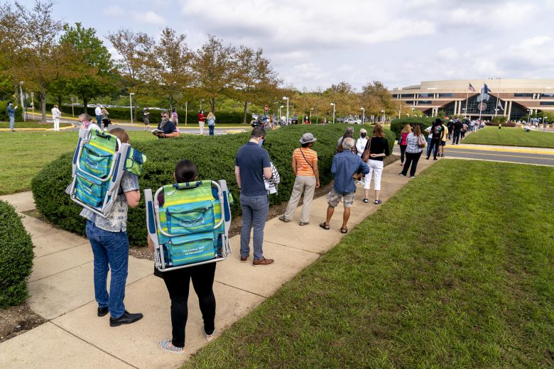 18일(현지시각) 미대선 사전투표가 시작된 버지니아 페어팩스 카운티 정부청사에 많은 사람들이 줄을 서서 투표를 기다리고있다./AP 연합뉴스