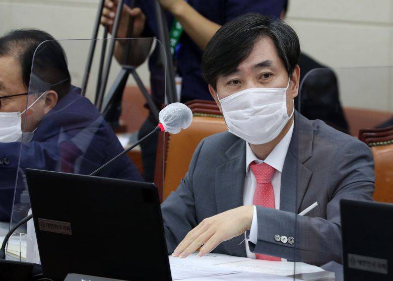 국민의힘 하태경 의원이 18일 오전 서울 여의도 국회 국방위원회에서 열린 원인철 합참의장 후보자 인사청문회에서 질의하고 있다./연합뉴스