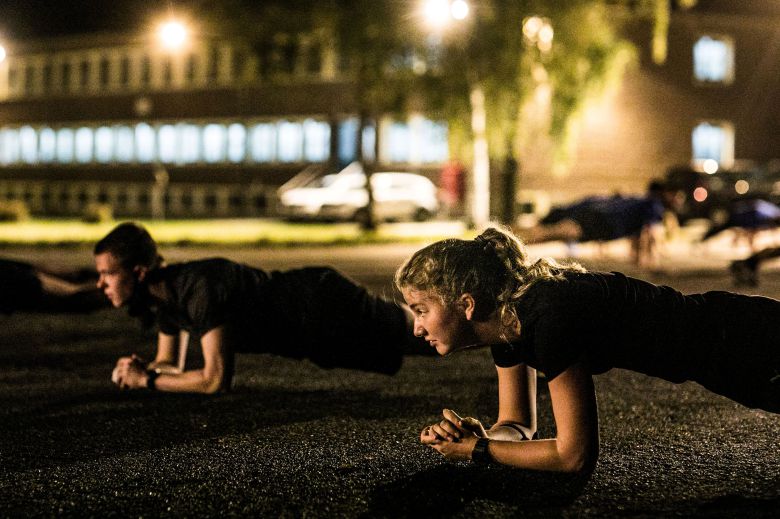 벨기에 엘리자베스 공주가 지난 10일 벨기에 군 캠프에서 훈련에 참여하고 있다. /벨기에왕실·로이터연합뉴스