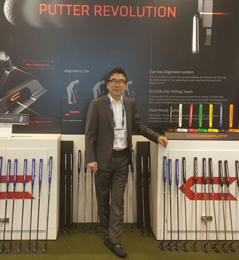 /크로스퍼트 제공 박충열 크로스펏 대표는 "자동차 디자인에서 가장 중요한 것은 3차원(3D) 조형"이라며 "사물을 볼 때 평면이 아닌 입체적 시각으로 분석하기 때문에 남들보다 제품에 대한 이해도와 상상력이 풍부한 편"이라고 했다. 사진은 미국 올랜도에서 열리는 PGA쇼에 참가했을 때 모습.