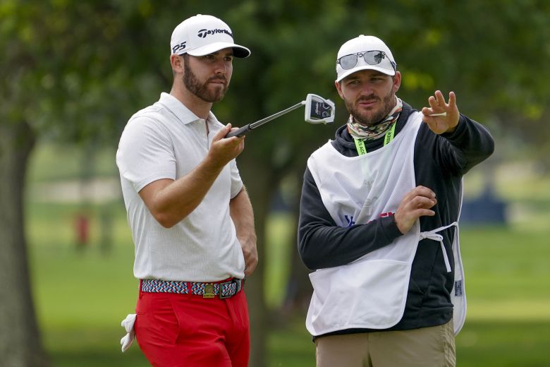 /AP 연합뉴스 매슈 울프(인쪽)는 최종일 전략에 대해 “많은 선수들이 어렵기로 소문 난 US오픈이기 때문에 안전하게 플레이를 하려고 할 것이지만 나는 그렇게 생각하지 않는다. 그냥 내가 편하게 느낀 대로 내 게임을 하겠다”고 했다. 울프가 경기 도중 캐디와 상의하는 모습.