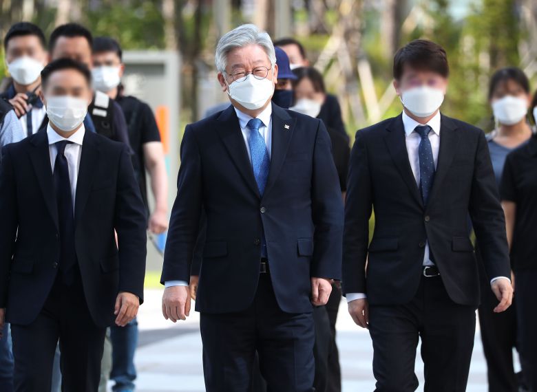 '친형 강제입원' 사건과 관련한 허위사실공표 혐의로 항소심에서 당선무효형에 처해졌다가 대법원의 무죄 취지 판결을 받은 이재명 경기도지사가 21일 오후 경기도 수원시 영통구 수원고등법원에서 열린 파기환송심 첫 재판에 출석하고 있다. /연합뉴스