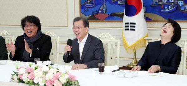 지난 2월 20일 문재인 대통령과 영부인 김정숙 여사가 '기생충'의 봉준호 감독의 아카데미 4관왕 축하 오찬 자리에서 웃고 있다. 이날 오찬엔 영화에 등장한 '짜파구리'가 나왔다./뉴시스