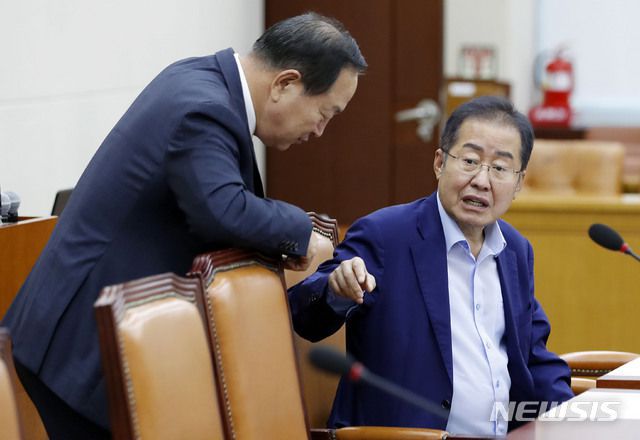 홍준표(오른쪽) 무소속 의원과 국민의힘 한기호 의원/뉴시스