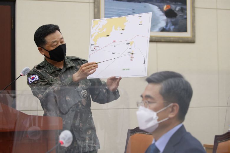 안영호 합동참모본부 작전본부장이 24일 오후 서울 여의도 국회에서 열린 국방위 전체회의에 참석, 연평도 인근 실종 공무원 북한 피격 사건 관련 보고를 하고 있다. /연합뉴스