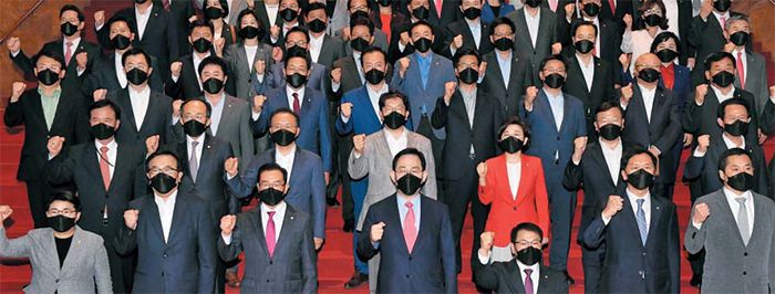 野 “대북정책 총체적 실패” - 주호영(앞줄 왼쪽에서 넷째) 원내대표를 비롯한 국민의힘 의원들이 24일 서울 여의도 국회 로텐더홀 계단에서 북한의 우리 국민 총살 및 시신 소각을 규탄하는 대회를 열고 구호를 외치고 있다. 야권은 “북한이 만행을 계속하는데도 문재인 대통령이 종전 선언을 언급하는 등 정부의 대북 정책이 총체적으로 실패하고 있다”고 비판했다. /이덕훈 기자