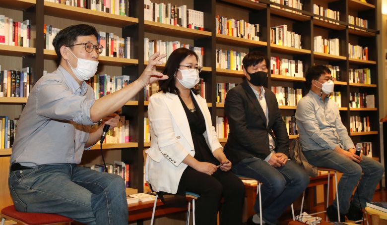 2020년 9월 25일 서울 강남구 역삼동 최인아 책방에서 열린 '한번도 경험해보지 못한 나라' 기자간담회에서 공동 저자인 진중권 동양대 전 교수(왼쪽부터), 권경애 변호사, 서민 단국대 교수, 김경율 경제민주주의21 대표가 취재진의 질문에 답하고 있다.  / 김연정 객원기자