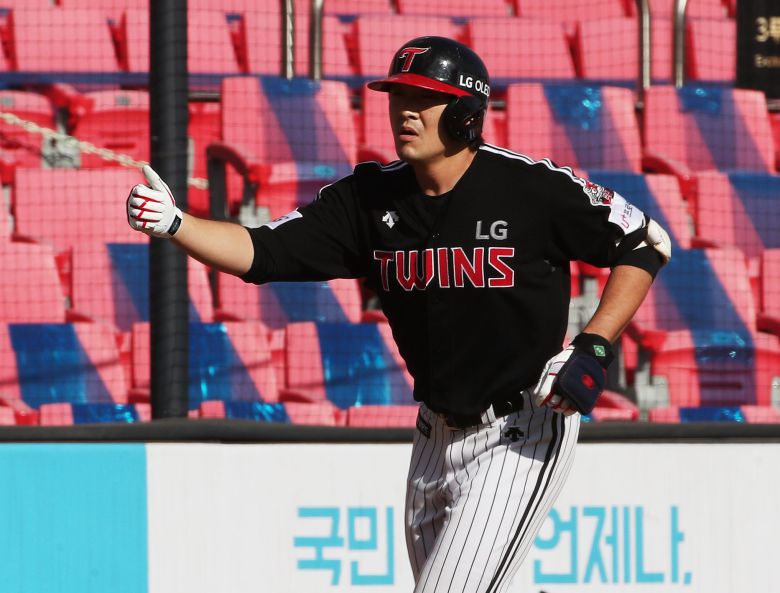 LG 이형종이 27일 수원에서 열린 KT전 6회초 1점 홈런을 치고 베이스를 도는 모습./연합뉴스