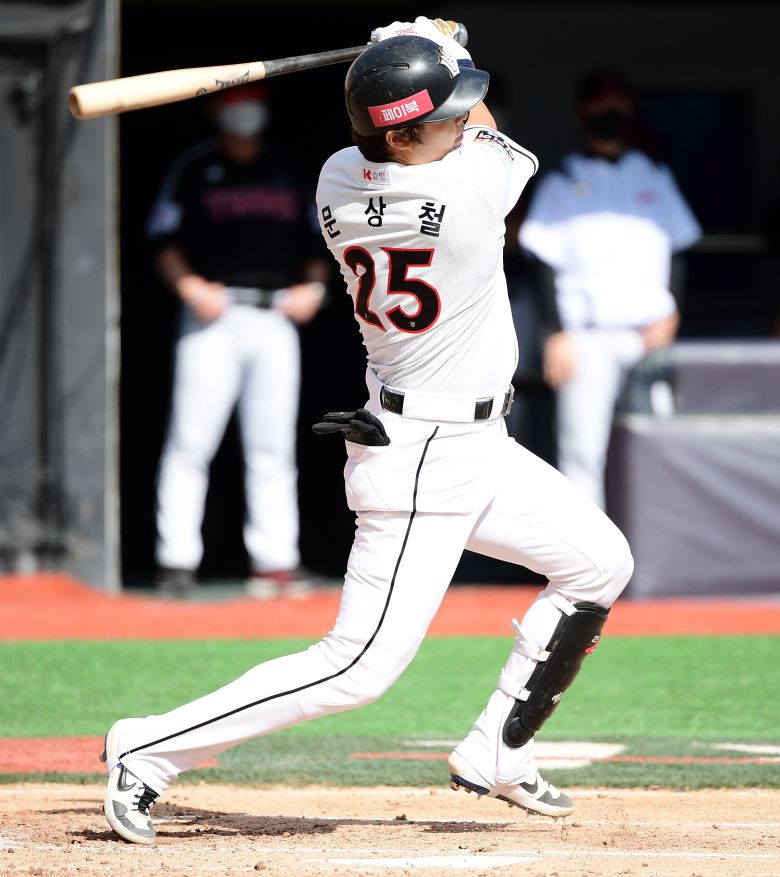 KT 문상철이 27일 LG와의 수원 홈경기에서 2회말 좌중월 솔로포를 치는 모습. /스포츠조선 허상욱 기자