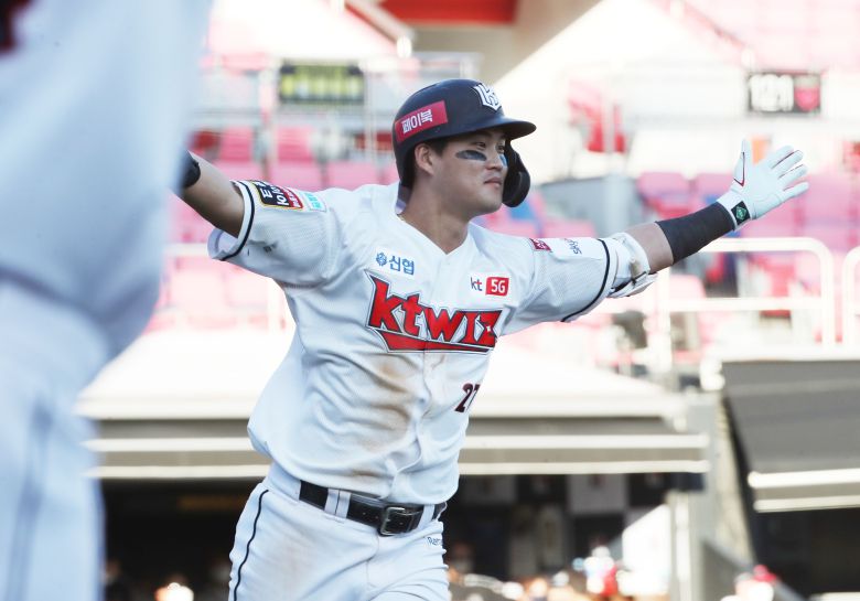KT 배정대가 27일 LG와의 수원 홈경기 9회말 무사 주자 1·3루에서 끝내기 안타를 친 후 기뻐하는 모습./연합뉴스