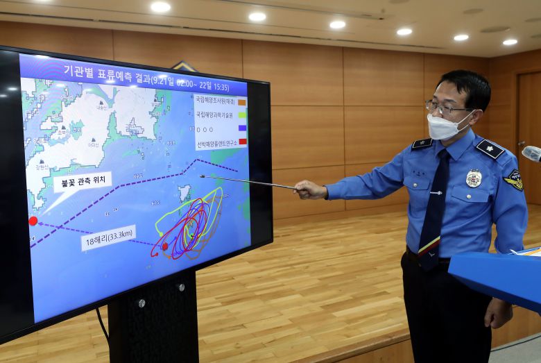 윤성현 해양경찰청 수사정보국장이 29일 오전 인천시 연수구 해양경찰청에서 '소연평도 실종 공무원 북한 피격 사건' 수사에 대한 중간 결과를 설명하고 있다./연합뉴스