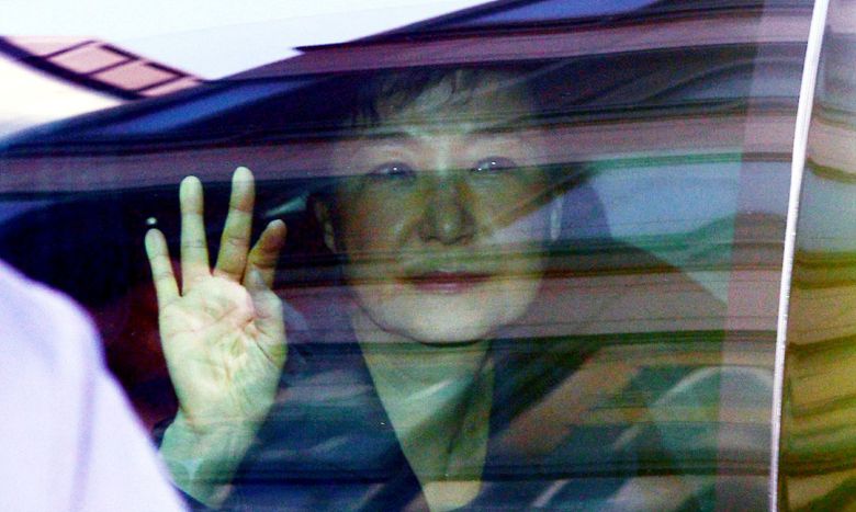 뇌물수수 등 혐의로 구속영장이 청구된 박근혜 전 대통령이 구속 전 피의자심문(영장실질심사)을 받기 위해 2017년 3월 30일 오전 서울 강남구 삼성동 자택에서 서울중앙지법으로 출발하고 있다./뉴시스