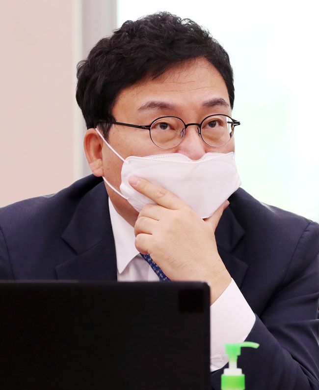 이스타항공 대량 정리 해고 및 체불 임금 논란에 휩싸인 창업주 이상직 의원이 28일 서울 여의도 국회에서 열린 문체부 전체 회의에 참석해 다른 의원 발언을 듣고 있다. /뉴시스