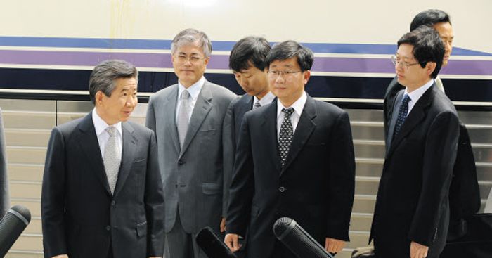 2009년 노무현 전 대통령이 서초구 대검찰청에 출두할 때 문재인 대통령(노 전 대통령 오른쪽), 김경수 지사(맨 왼쪽)이 함께하는 모습. 전해철(김 지사 왼쪽) 의원 모습도 보인다./조선일보DB