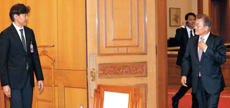 2017년 청와대에서 당시 조국(왼쪽) 민정수석을 바라보며 미소를 짓는 문재인 대통령./조선일보DB