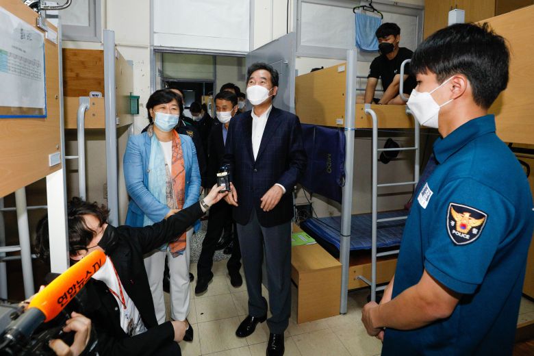 이낙연 더불어민주당 대표가 일부 보수단체의 개천절 집회 예고를 하루 앞둔 2일 오전 서울 중구 서울지방경찰청 기동본부 5기동단51중대를 찾아 의경들을 격려하고 있다./뉴시스