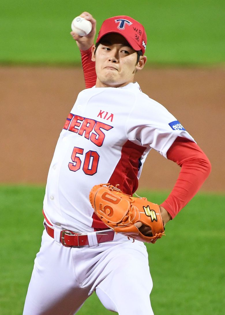 KIA의 2년차 투수 김현수가 1일 '깜짝 선발'로 나와 호투하면서 브룩스가 빠진 선발 로테이션에 큰 힘이 되어줬다. 사진은 지난달 23일 김현수가 역투하는 모습. / 정재근 스포츠조선 기자