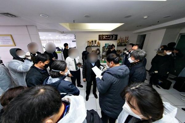 지난 2월 25일 경기도 공무원 40여 명이 경기 과천 신천지 총회본부에 진입해 신도 명단을 확보하고 있다. /경기도