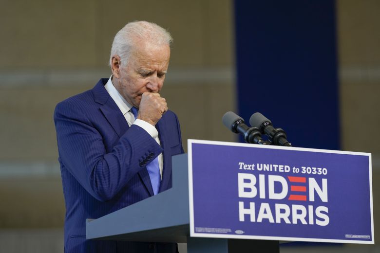 지난달 20일 미국 필라델피아에서 열린 연설에서 민주당 조 바이든 대선 후보가 입을 가리고 기침을 하는 모습. 도널드 트럼프 미국 대통령 지지자들은 바이든이 기침하는 사진가 동영상으로 바이든이 트럼프에게 코로나를 옮겼다고 주장하고 있다. 트럼프가 양성 판정을 받은 뒤 코로나 검사에도 바이든 부부는 모두 음성 판정을 받았다. /AP 연합뉴스